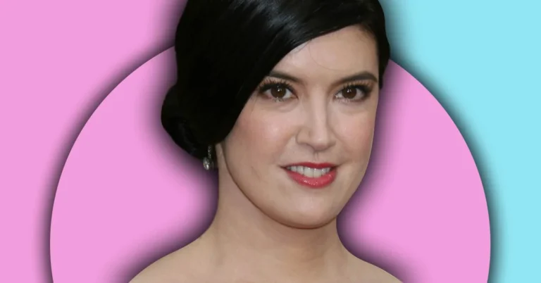 Phoebe Cates smiling at an event, related to her net worth.