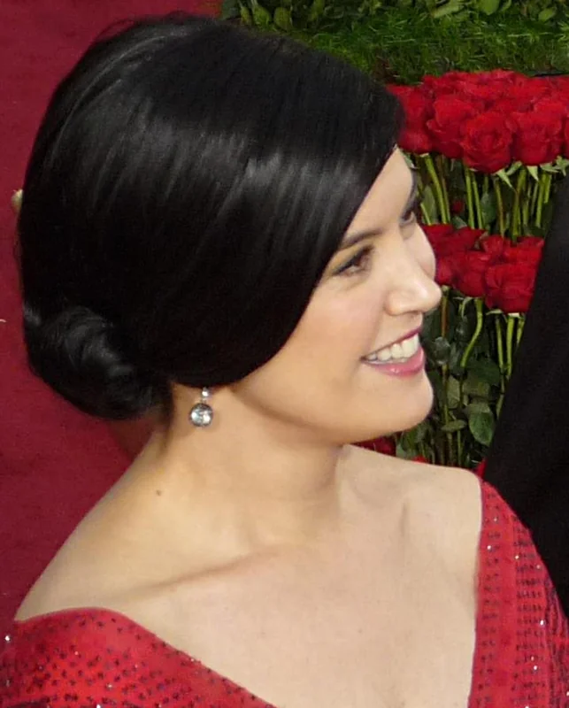 Phoebe Cates on the red carpet, reflecting her net worth.