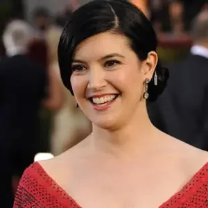 Phoebe Cates at an awards ceremony, reflecting her net worth.